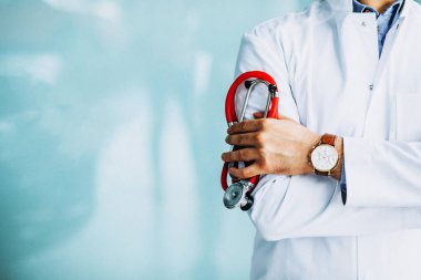 Steteskoplu, doktor cüppeli yakışıklı bir doktor.