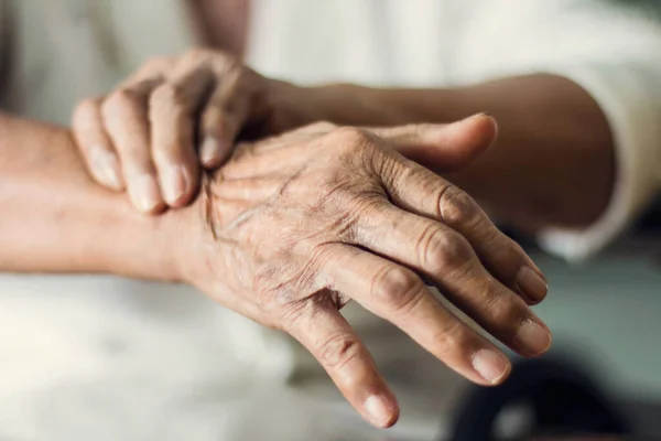 Zamknij Dłonie Starszej Pacjentki Cierpiącej Objaw Choroby Pakinsona — Zdjęcie stockowe