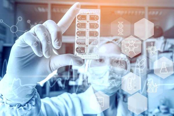 Genç kadın sağlık araştırmacıları yaşam bilimi laboratuvarında çalışıyor. Araştırma laboratuarındaki mikroskop slaytlarını inceliyorum. Tıp konsepti.