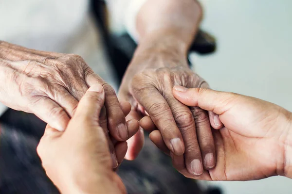 Cerrar Las Manos Ayudar Las Manos Cuidado Ancianos Hogar — Foto de Stock