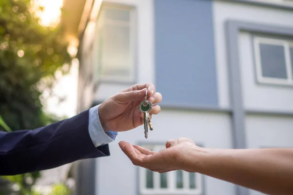 Bostadsköpare Tar Hem Nycklar Från Säljare Sälj Ditt Hus Hyr — Stockfoto