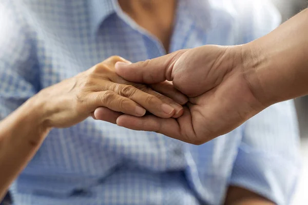 Persone Anziana Giovane Cura Delle Mani Possesso Assistenza Sanitaria Disabili — Foto Stock