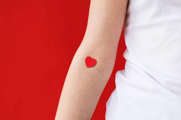 Donazione Sangue Uomo Grigio Donna Rosso Shirt Con Mani Nastrate — Foto Stock