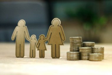 Aile hayatı kavramı için sürdürülebilir finansal amaç. Yükselen madeni paraları olan ebeveyn & çocuk, yeni aile için tasarruf veya büyümeyi resmediyor 