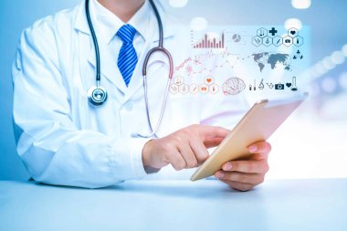 Doktor 'a yakın çekim tıbbi analitik verileri gösteriyor. Tıbbi teknoloji konsepti.