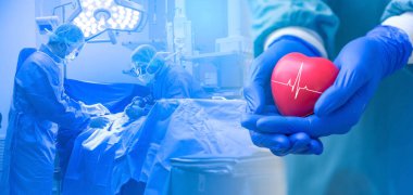 Çalışmaları sırasında hastayı çevreleyen birkaç cerrah ve bir kalp tutan bir doktor ya da cerrah. Sağlık sigortası kavramı. Doktor elleri kırmızı kalbi kardiyogramla, sağlık konseptiyle tutuyor..