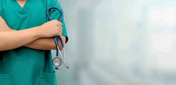 Hastanede çalışan bir doktor. Sağlık ve Sağlık Hizmetleri.