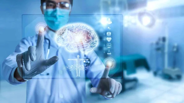 Doktor beyin testinin sonucunu bilgisayar arayüzü, bilim ve tıp konseptindeki yenilikçi teknoloji ile kontrol ediyor, temsil ettiği teknolojik dijital holografik levhayı inceliyor. 