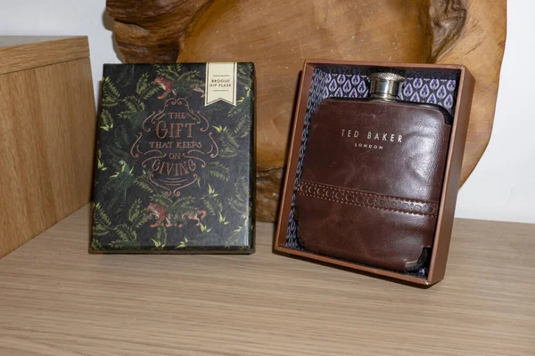 Birleşik Krallık - Temmuz 06 2020: Ted Baker Londra Brogue Hip Flask merkezdeki obje parçası. Ted Baker, İngiliz lüks giyim perakende şirketi..