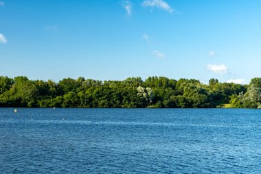 Pennington Flash kır parkında su dolu bir çukurun etrafını saran çarpıcı orman gölü. Göl, kömür madenciliği yüzünden oluştu..
