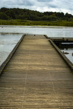 Yüzen bir köyden bataklıkların yanındaki göle giden güzel bir patika. Gölün ortasında bir köy bataklıklarla, ormanlarla ve çarpıcı manzaralarla çevrili..