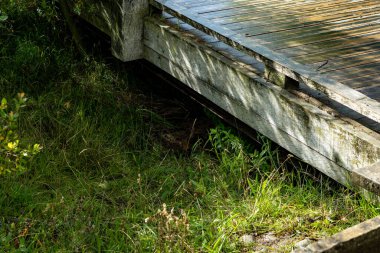Güzel manzarası olan iyi korunmuş bir çevre. Yüzen bir köyün bulunduğu bataklık, orman ve nehir içeren çarpıcı bir yer. Doğa arasında bir köprü..