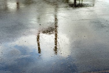Suyun soyut bir fotoğrafı etrafındaki manzarayı incelikle yansıtıyor. Doğanın güzelliğini göstermek için farklı bir yöntem bulmak. Demiryolunu yakalamak için doğayı kullanıyor..