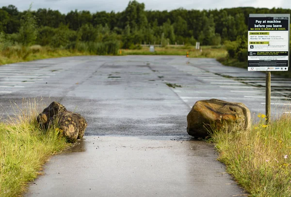 Brockholes 'a erken gelen doğa rezervi boş bir otopark ve güzel bir manzarayla birlikte. Bir doğa rezervi yüzen bir köyü, bataklıkları, ormanı ve nehri çevreleyen bir doğa yürüyüşünü içerir..