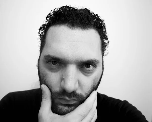 Yakın çekim yakışıklı bir genç adam cesur erkeksi yüz portresi. Erkek güzellik.