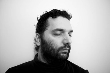 Yakın çekim yakışıklı bir genç adam cesur erkeksi yüz portresi. Erkek güzellik.