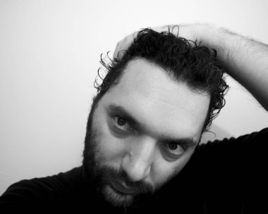 Yakın çekim yakışıklı bir genç adam cesur erkeksi yüz portresi. Erkek güzellik.