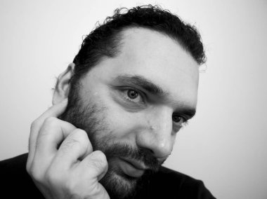 Yakın çekim yakışıklı bir genç adam cesur erkeksi yüz portresi. Erkek güzellik.