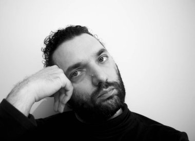 Yakın çekim yakışıklı bir genç adam cesur erkeksi yüz portresi. Erkek güzellik.