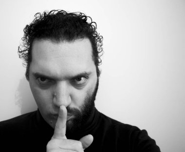 Yakın çekim yakışıklı bir genç adam cesur erkeksi yüz portresi. Erkek güzellik.