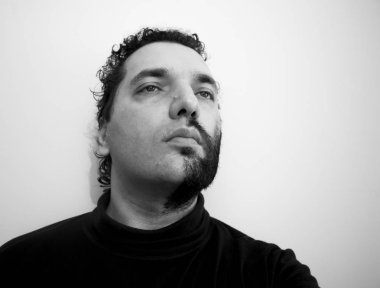 Yakın çekim yakışıklı bir genç adam cesur erkeksi yüz portresi. Erkek güzellik.