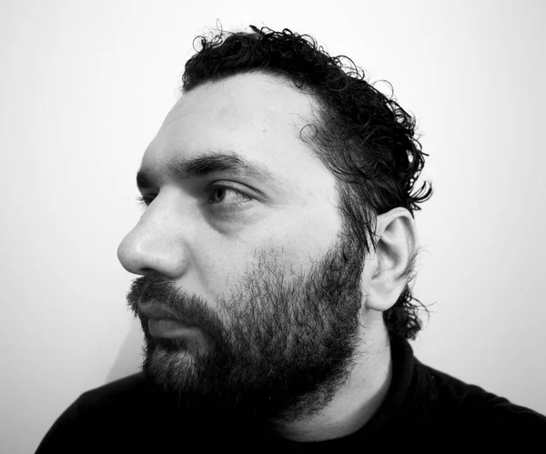 Yakın çekim yakışıklı bir genç adam cesur erkeksi yüz portresi. Erkek güzellik.