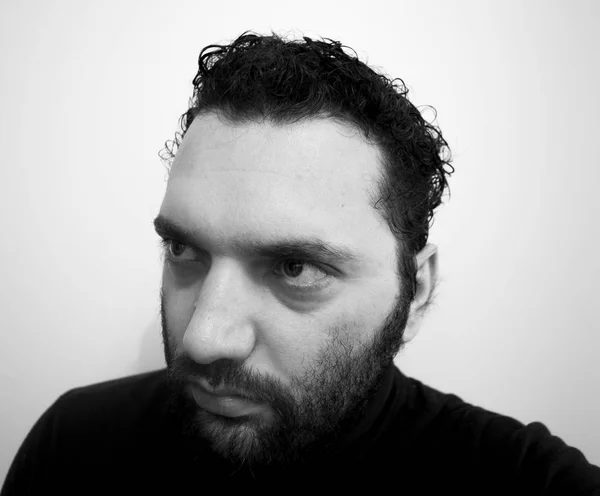 Yakın çekim yakışıklı bir genç adam cesur erkeksi yüz portresi. Erkek güzellik.