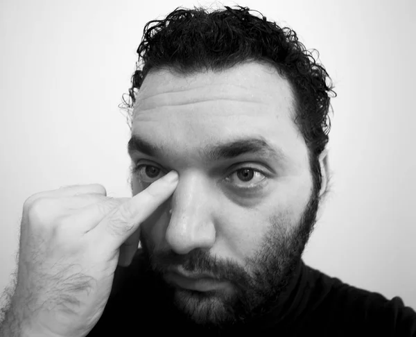 Yakın çekim yakışıklı bir genç adam cesur erkeksi yüz portresi. Erkek güzellik.