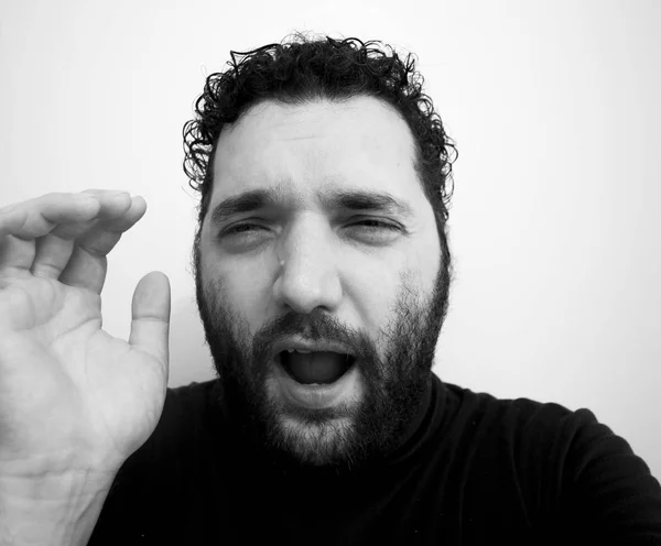 Yakın çekim yakışıklı bir genç adam cesur erkeksi yüz portresi. Erkek güzellik.