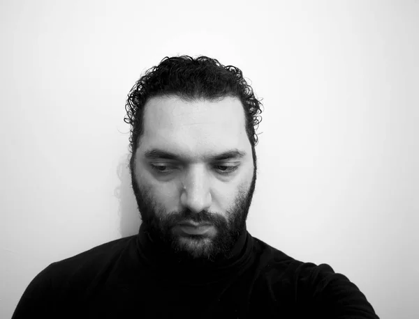 Yakın çekim yakışıklı bir genç adam cesur erkeksi yüz portresi. Erkek güzellik.