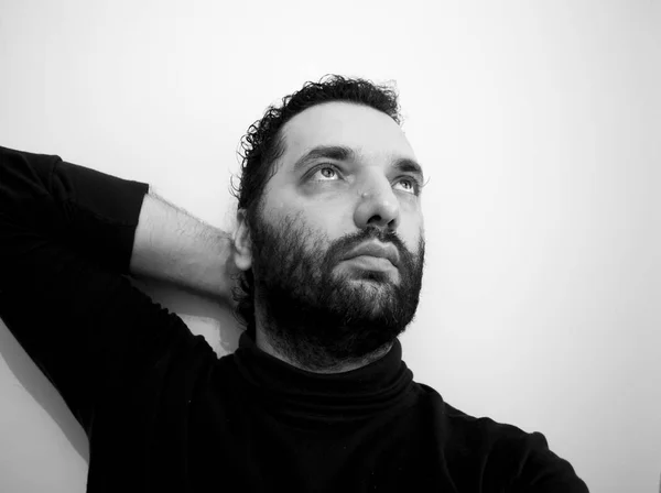 Yakın çekim yakışıklı bir genç adam cesur erkeksi yüz portresi. Erkek güzellik.