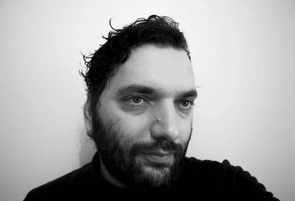 Yakın çekim yakışıklı bir genç adam cesur erkeksi yüz portresi. Erkek güzellik.