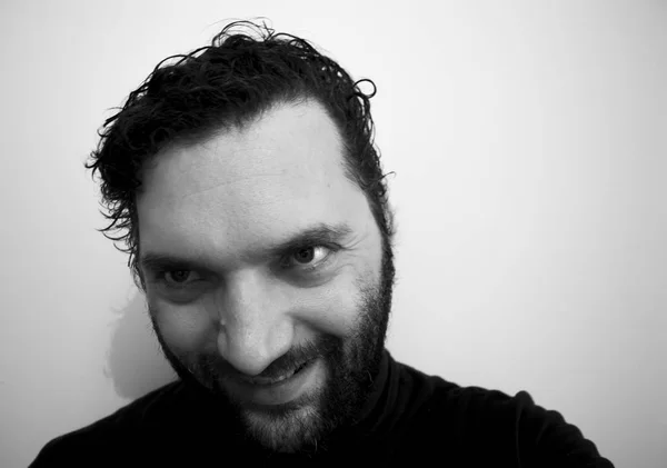 Yakın çekim yakışıklı bir genç adam cesur erkeksi yüz portresi. Erkek güzellik.