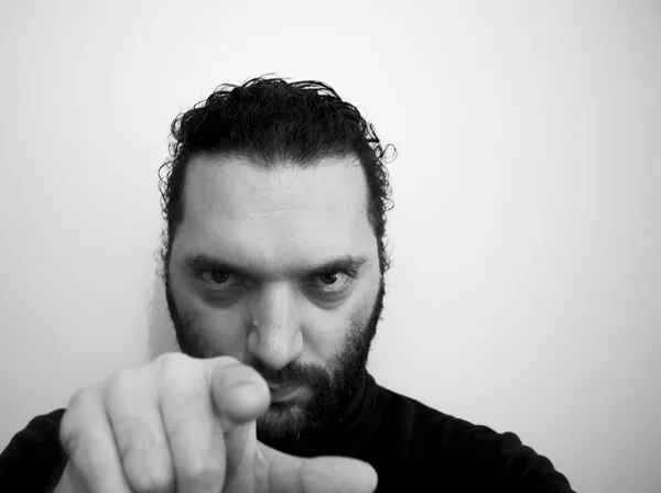 Yakın çekim yakışıklı bir genç adam cesur erkeksi yüz portresi. Erkek güzellik.