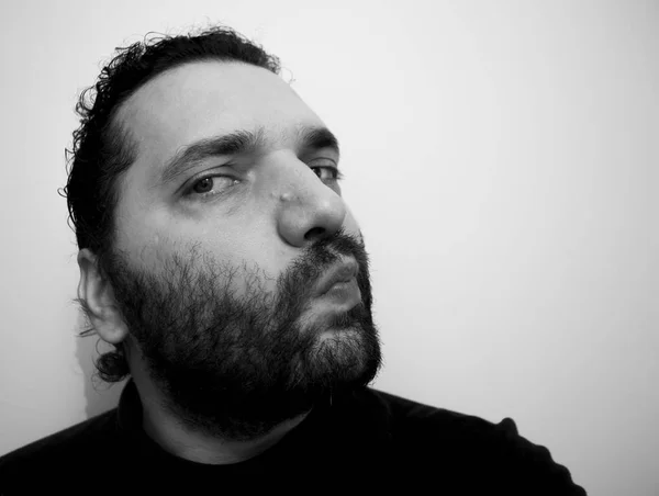 Yakın çekim yakışıklı bir genç adam cesur erkeksi yüz portresi. Erkek güzellik.