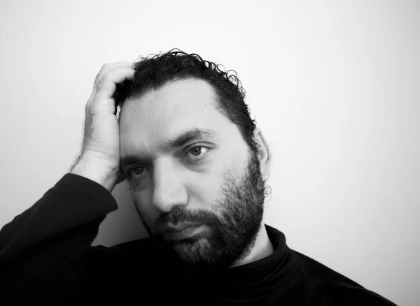 Yakın çekim yakışıklı bir genç adam cesur erkeksi yüz portresi. Erkek güzellik.