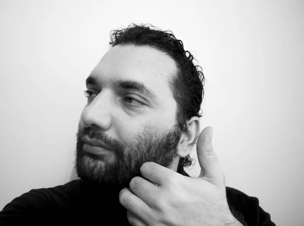 Yakın çekim yakışıklı bir genç adam cesur erkeksi yüz portresi. Erkek güzellik.