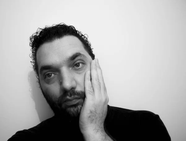 Yakın çekim yakışıklı bir genç adam cesur erkeksi yüz portresi. Erkek güzellik.