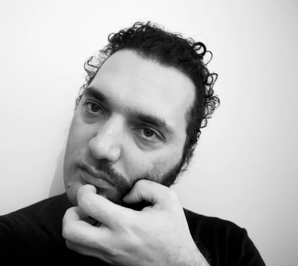 Yakın çekim yakışıklı bir genç adam cesur erkeksi yüz portresi. Erkek güzellik.