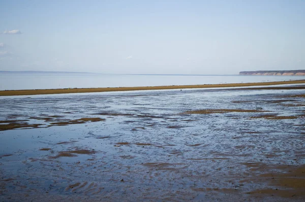 Nehir bankalar dışında güneşli bir bahar geldi.