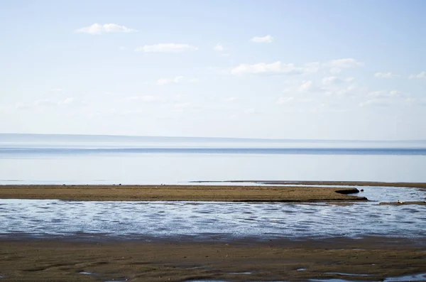Nehir bankalar dışında güneşli bir bahar geldi.