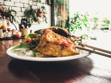 Biraz ara ver. Vejetaryen yemekleri herkes için lezzetli olabilir. Basit bir Asyalı vejetaryen kafede kızarmış soya eti, pilav ve sebze yahnisi. Sağlıklı beslenme, hayvanlarla ilgilenme.