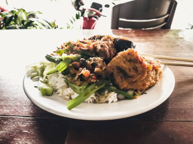 Biraz ara ver. Vejetaryen yemekleri herkes için lezzetli olabilir. Basit bir Asyalı vejetaryen kafede kızarmış soya eti, pilav ve sebze yahnisi. Sağlıklı beslenme, hayvanlarla ilgilenme.