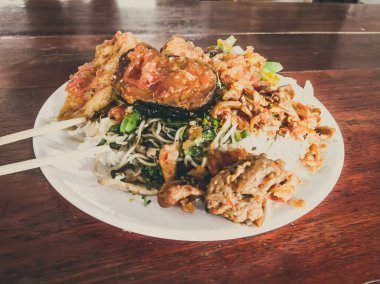 Biraz ara ver. Vejetaryen yemekleri herkes için lezzetli olabilir. Kızarmış soya eti, pilav ve güveçte sebzeler, Asya 'nın basit vejetaryen kafesinde yemek çubuklarıyla birlikte. Sağlıklı beslenme, hayvanlarla ilgilenme.