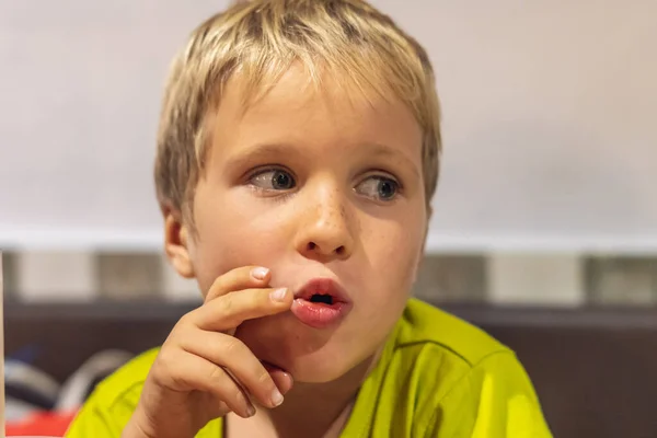 Potret anak laki-laki lucu menutup mengubah suasana hatinya dari tersenyum sampai serius, terkejut, menarik, licik, lucu, nakal, sedih, melamun. Happy childhood, home education, family relationship concept — Stok Foto