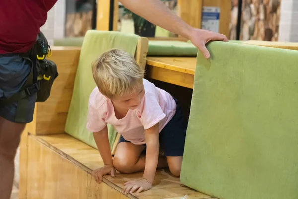 Ich liebe meinen Vater. Glücklich lächelnde süße Sohn und Vater verbringen Zeit zusammen playig zu Hause machen nach Hause aus Kissen. Bildung, Entwicklung und Vater-Sohn-Beziehung. Fühlen Sie sich glücklich mit Papa — Stockfoto