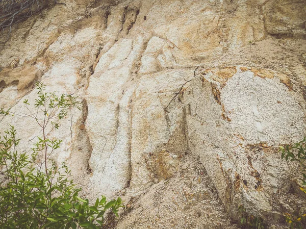 Penutup krem tua lusuh tebing retak. Tekstur batu berwarna terang dari pegunungan. Konsep geologi dan pendakian gunung. — Stok Foto