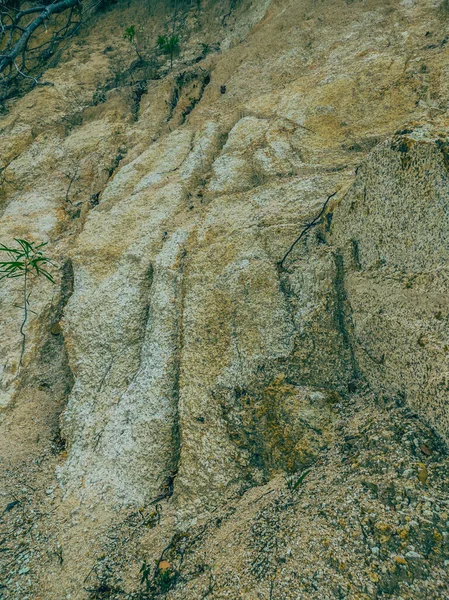 Nahaufnahme von beige gealterten schäbigen Klippenbrüchen. Helle Steingesteinsstruktur der Berge. Konzept der Geologie und Bergsteigen. Vertikales Format der Story — Stockfoto