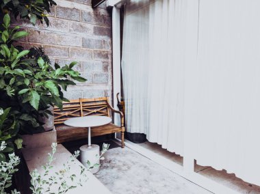 Modern bir binanın önündeki kafe terası.