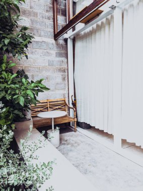 Modern bir binanın önündeki kafe terası.